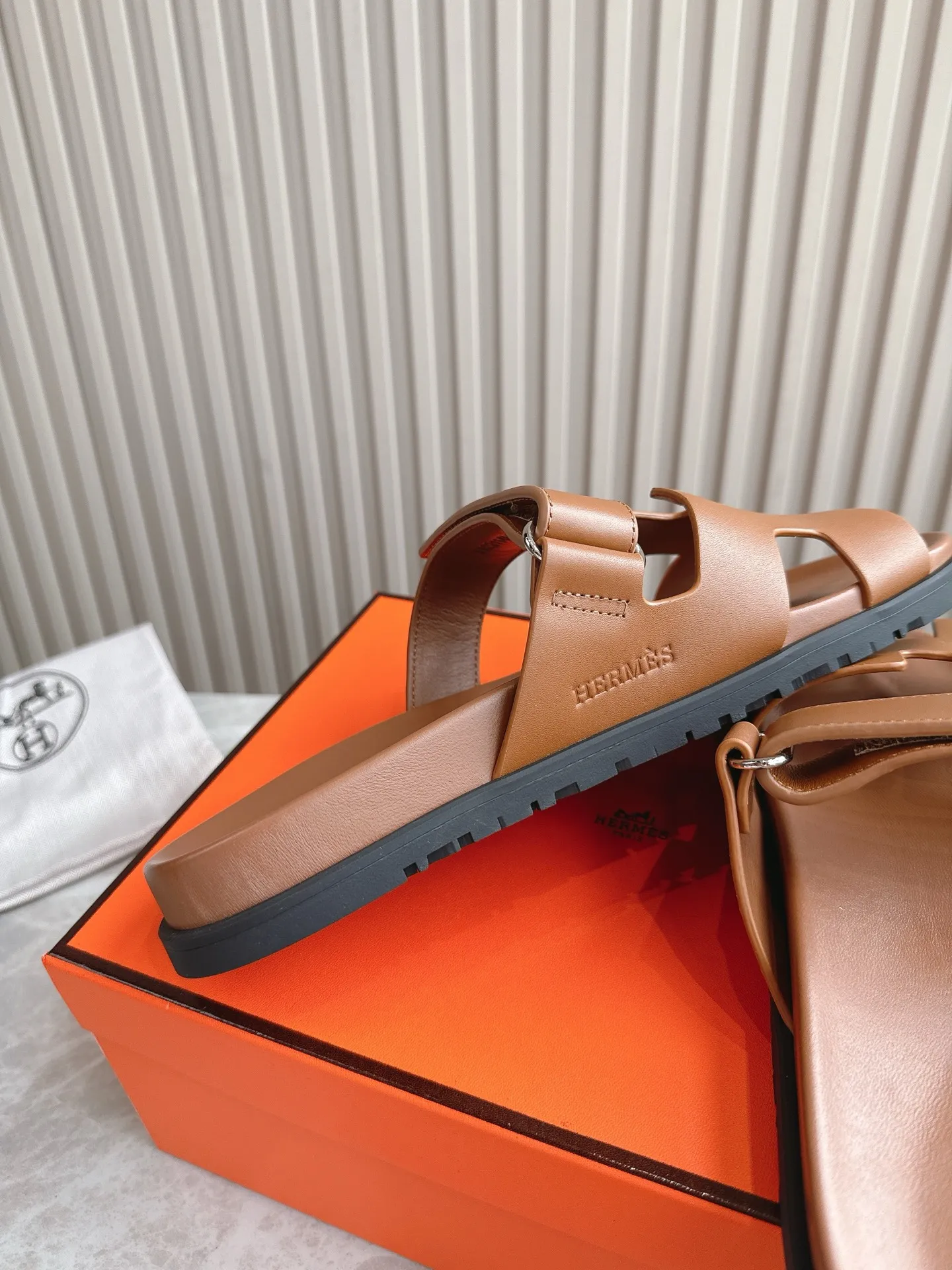 p480🐮🐮Couple model (top version) H family 2024 spring and summer new style HERMES Hermes' recently popular couple model pig nose angle sandals and slippers, paired with various colorful socks, popular. Upper: imported original deerskin (the genuine leather edging is not ordinary super migration). Lining: imported genuine leather. Outsole: Tpu non-slip and wear-resistant outsole. Size: Female 35-42 (40/42 non-returnable and non-exchangeable) Male size: 39-45 (45 non-refundable and non-exchangeable)